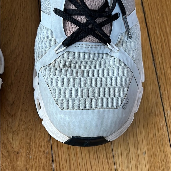 On Running Black and White Athletic Shoes Sleek Design - Picture 6 of 10